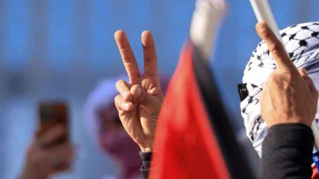 يخرج من تحت الانقاض رافعاً علامة النصر.. ويبهر العالم بصمود الشعب الفلسطيني