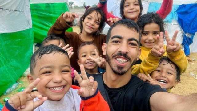 الناشط صالح الجعفراوي يحتفل بيوم ميلاده وسط أنقاض غزة