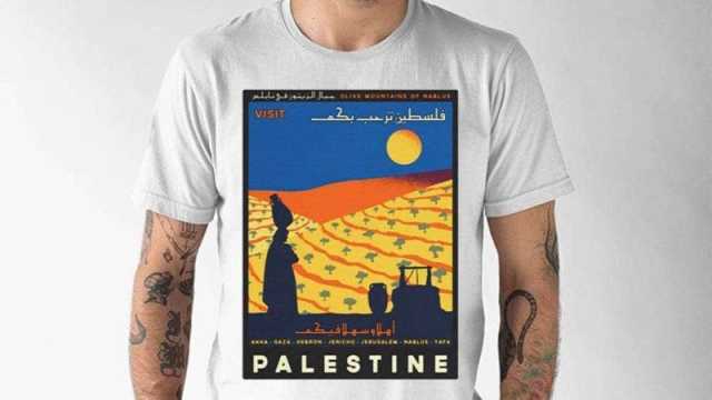 الخطوط الأمريكية تهدد راكب بالطرد.. والسبب قميص فلسطين