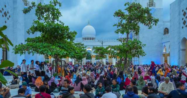 رفع وجبات إفطار الصائم لزوار مسجد الشيخ زايد في إندونيسيا إلى 12 ألفاً يومياً