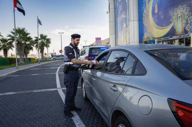 شرطة أبوظبي تشارك السائقين فرحة العيد