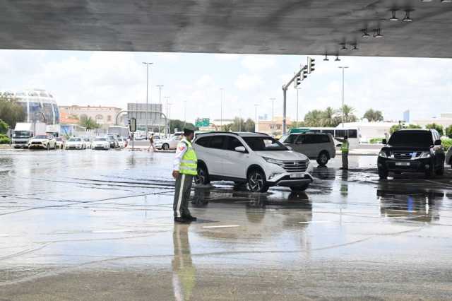 مواصلة الجهوده لإزالة أثار الأمطار بدبي.. والشرطة تطمئن الجمهور