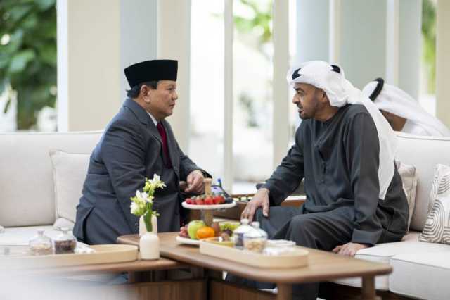 محمد بن زايد يبحث مع وزير دفاع إندونيسيا العلاقات ويمنحه «وسام زايد»