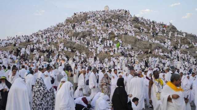 حجاج الإمارات يقفون على صعيد عرفات لأداء الركن الأعظم