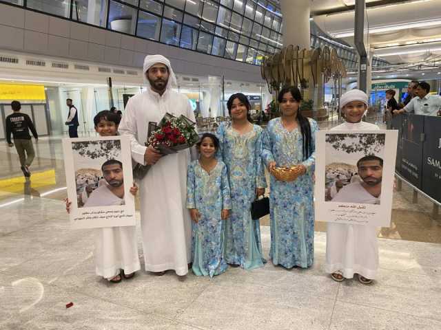 وصول حجاج الإمارات إلى مطار زايد واستقبالهم بالورود