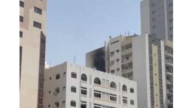 «مدني الشارقة» تسيطر على حريق مبنى 12 طابقاً