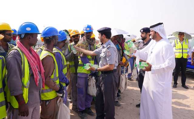 شرطة أبوظبي تنفذ مبادرة «برد صيفهم» للعمال