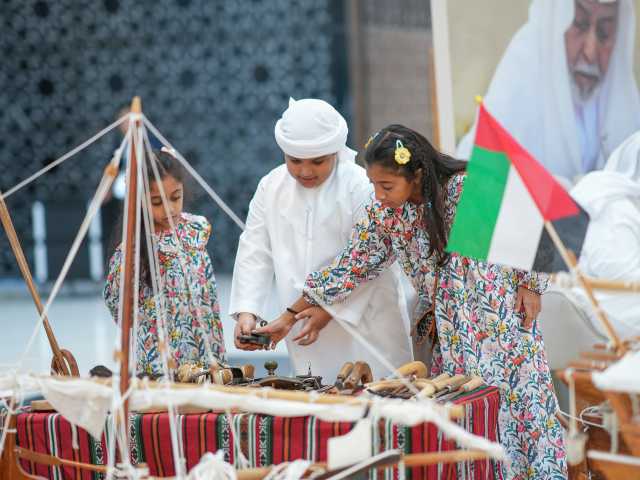 الصقار الصغير يستقبل الأطفال بجناح «أبوظبي للتراث»