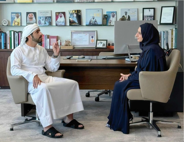 بالفيديو| حمدان بن محمد يزور هالة بدري في مكتبها للاطمئنان على صحتها