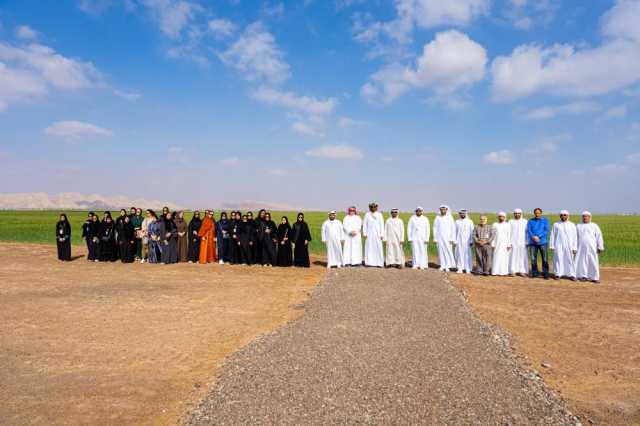 موظفو «الشارقة للإذاعة والتلفزيون» يتعرفون إلى زراعة القمح بمليحة