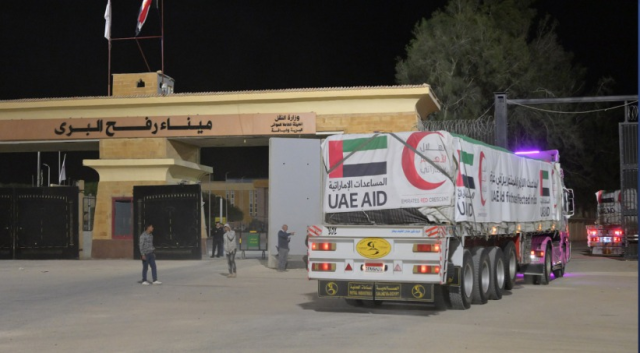 دخول 11 شاحنة مساعدات إنسانية إماراتية إلى غزة