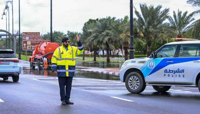 شرطة الشارقة تدعو السائقين لتوخي الحيطة والحذر بسبب هطول الأمطار