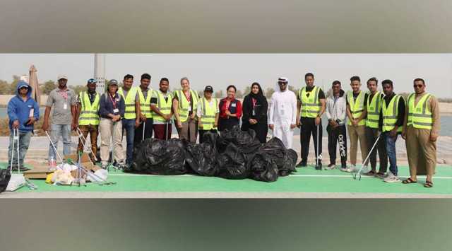 «حديقة الإمارات للحيوانات» تتعاون مع بلدية أبوظبي في تنظيف شاطئ الباهية