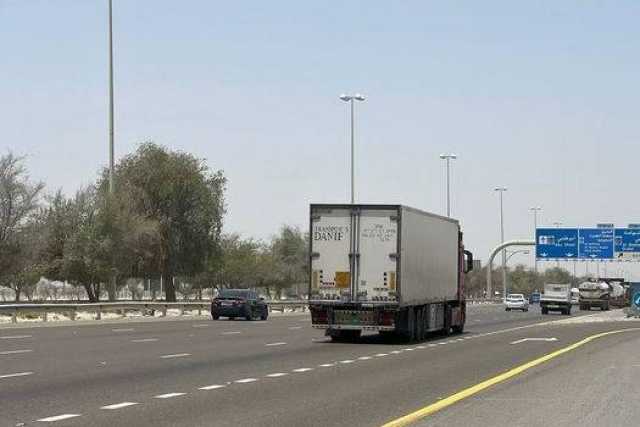 أبوظبي.. حظر سير الشاحنات وحافلات نقل العمال بساعات الذروة في رمضان