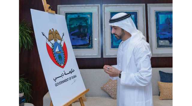 حمدان بن محمد يعتمد شعار دبي القديم هويةً جديدةً لحكومة دبي