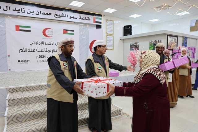 فريق الإغاثة الإماراتي يكرم الأمهات الأرامل في مخيم مريجيب الفهود بمناسبة يوم الأم