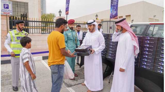 شرطة عجمان توزع وجبات إفطار على الصائمين