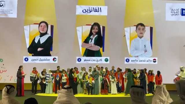 فيديو | لأول مرة في تاريخ تحدي القراءة العربي.. محمد بن راشد يتوج 3 فائزين بالمركز الأول