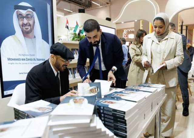 السويدي يوقّع كتاب «محمد بن زايد.. إضاءات في مسيرة رجل الإنسانية»