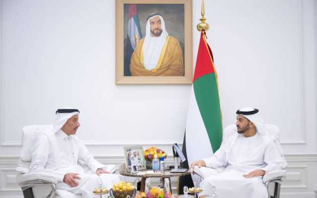 حمدان بن زايد يستعرض علاقات التعاون مع السفير القطري