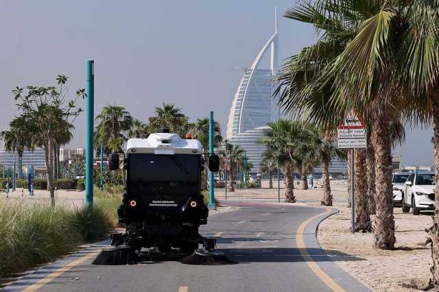 بلدية دبي تشغل مركبة كهربائية ذاتية القيادة لتنظيف مسار الدراجات الهوائية على الشواطئ
