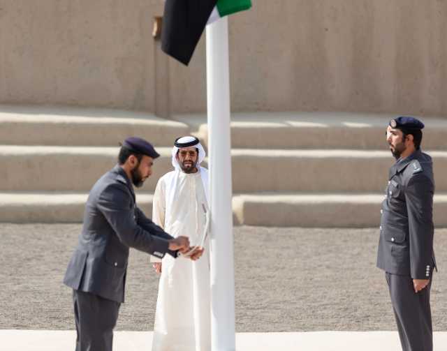 طحنون بن محمد يرفع علم الإمارات في قلعة الجاهلي بمدينة العين