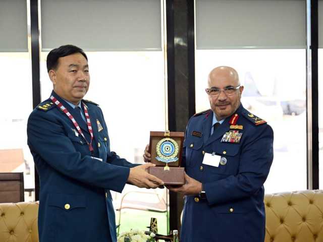 قائد القوات الجوية يلتقي عدداً من كبار ضيوف «دبي للطيران»