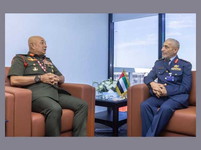 رئيس أركان القوات المسلحة يبحث العلاقات مع كبار ضيوف «دبي للطيران»