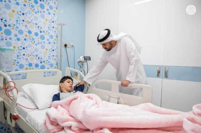 ذياب بن محمد يواصل زياراته للأطفال الفلسطينيين الذين يتلقّون العلاج بمستشفيات الإمارات
