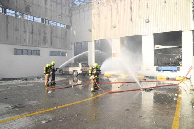 دفاع مدني دبي يسيطر على حريق بمستودع في جبل علي.. ولا إصابات