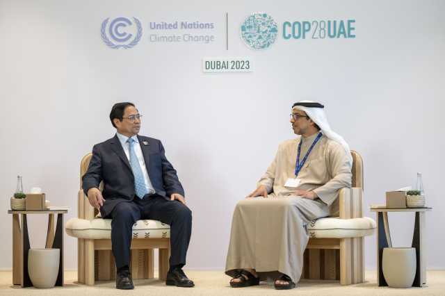 منصور بن زايد يبحث مع رئيس وزراء فيتنام العلاقات الثنائية على هامش «COP28»