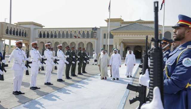 ملك البحرين يغادر البلاد .. وحمدان بن محمد وسيف بن زايد في وداعه