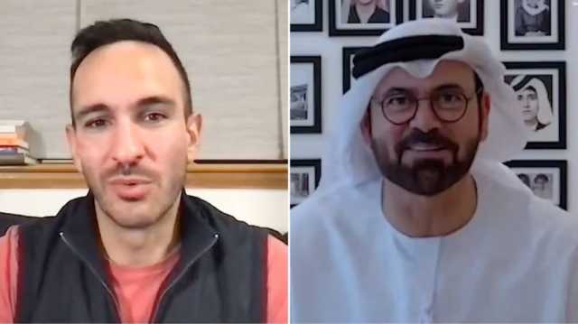 فيديو| لحظة إبلاغ محمد القرقاوي البروفيسور فاضل أديب بفوزه بـ«نوابغ العرب»