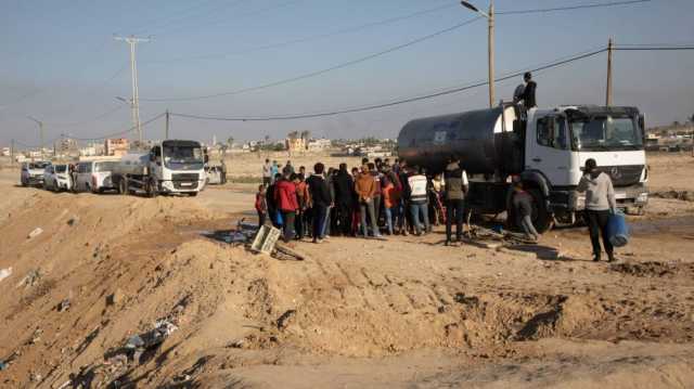 محطات التحلية الإماراتية تبدأ ضخ المياه إلى سكان غزة من رفح المصرية