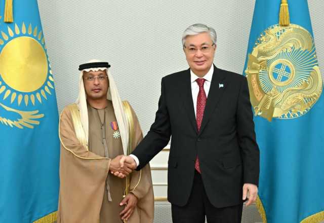 رئيس كازاخستان يقلّد سفير الإمارات وسام «دوستيك»