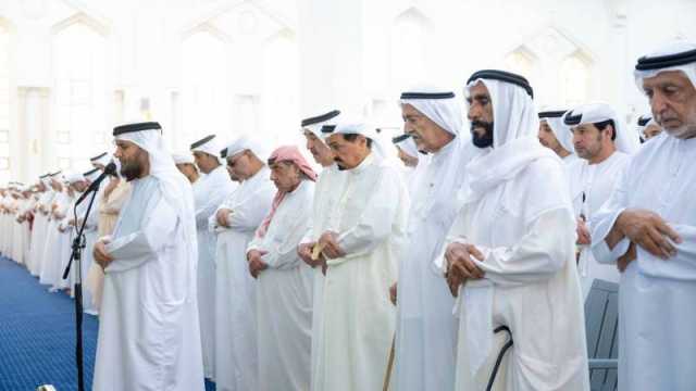حاكما عجمان وأم القيوين يؤديان الصلاة على جثمان الشيخ سعود بن عبدالله النعيمي
