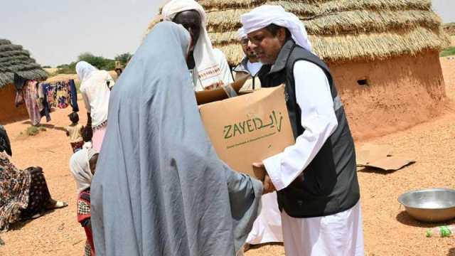 الفريق الإماراتي يواصل توزيع الطرود الغذائية في تشاد