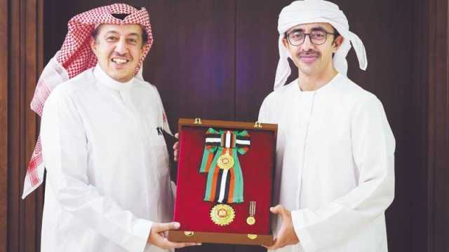 محمد بن زايد يمنح سفير السعودية «وسام زايد الثاني» من الطبقة الأولى