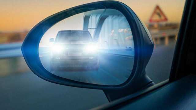 شرطة أبوظبي تدعو السائقين لعدم مضايقة المركبات المتقدمة على «مسار التجاوز»