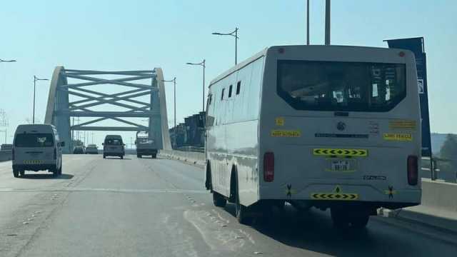 شرطة أبوظبي: منع دخول حافلات نقل العمال خلال ساعات الذروة الصباحية