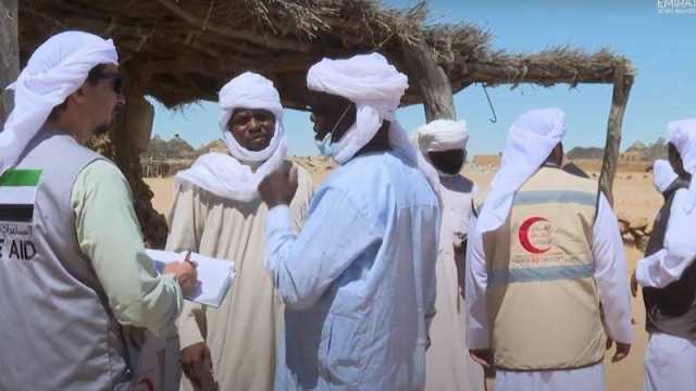 الفريق الإنساني الإماراتي يواصل توزيع السلال الغذائية على سكان قرى تشادية