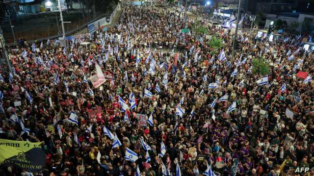 بحشود ضخمة.. متظاهرون في تل أبيب يضغطون على نتانياهو للتوصل إلى اتفاق بغزة