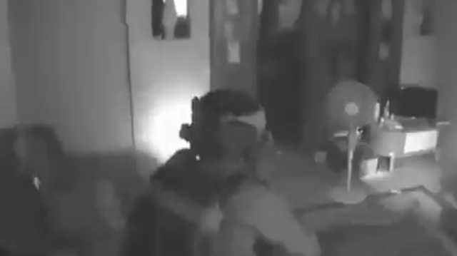 فيديو يوثق اللحظات الدراماتيكية لتحرير 3 رهائن إسرائيليين من شقة بغزة