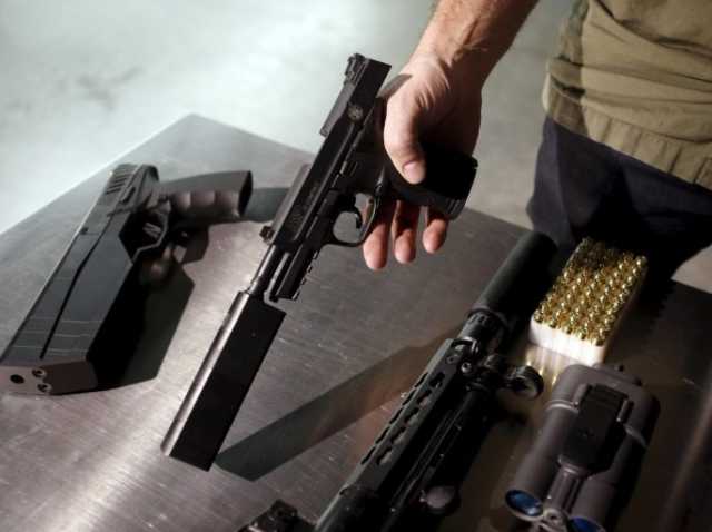 إدارة بايدن تفرض قيودا مشددة على تجارة الأسلحة النارية
