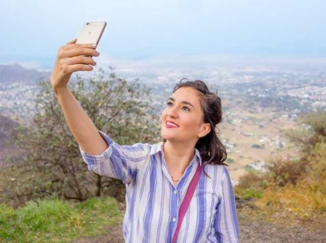 هوس السيلفي.. كيف يعرض تصوير الحياة البرية والنباتات المهددة بالانقراض للخطر؟