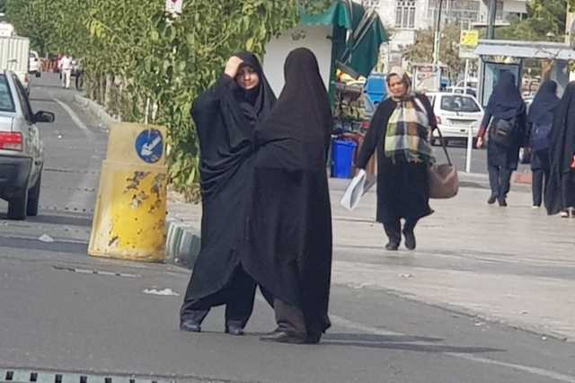 إيران تتبنى قانونا يشدد عقوبة انتهاك قواعد اللباس المفروضة على النساء