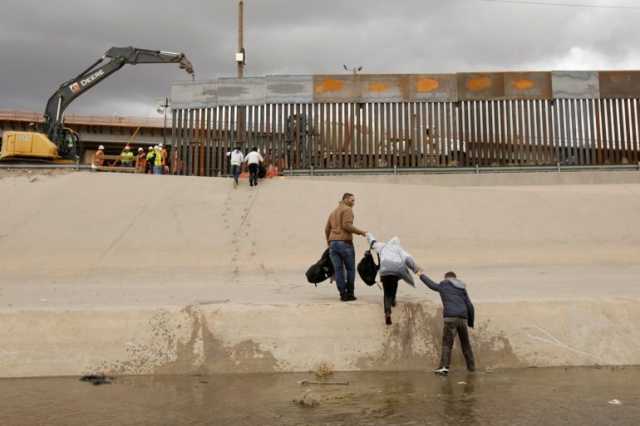 بايدن يستأنف طرد المهاجرين غير النظاميين إلى فنزويلا وبناء جدار حدودي
