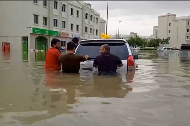 استمرار تعليق الدراسة بعُمان وتأخير رحلات جوية في دبي بسبب الحالة الجوية