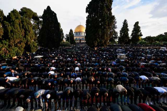 60 ألف فلسطيني يقيمون صلاة عيد الفطر في الأقصى بلا احتفال