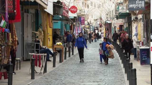 دون عمل ولا تعويض.. العمال الفلسطينيون بإسرائيل مشردون بالضفة